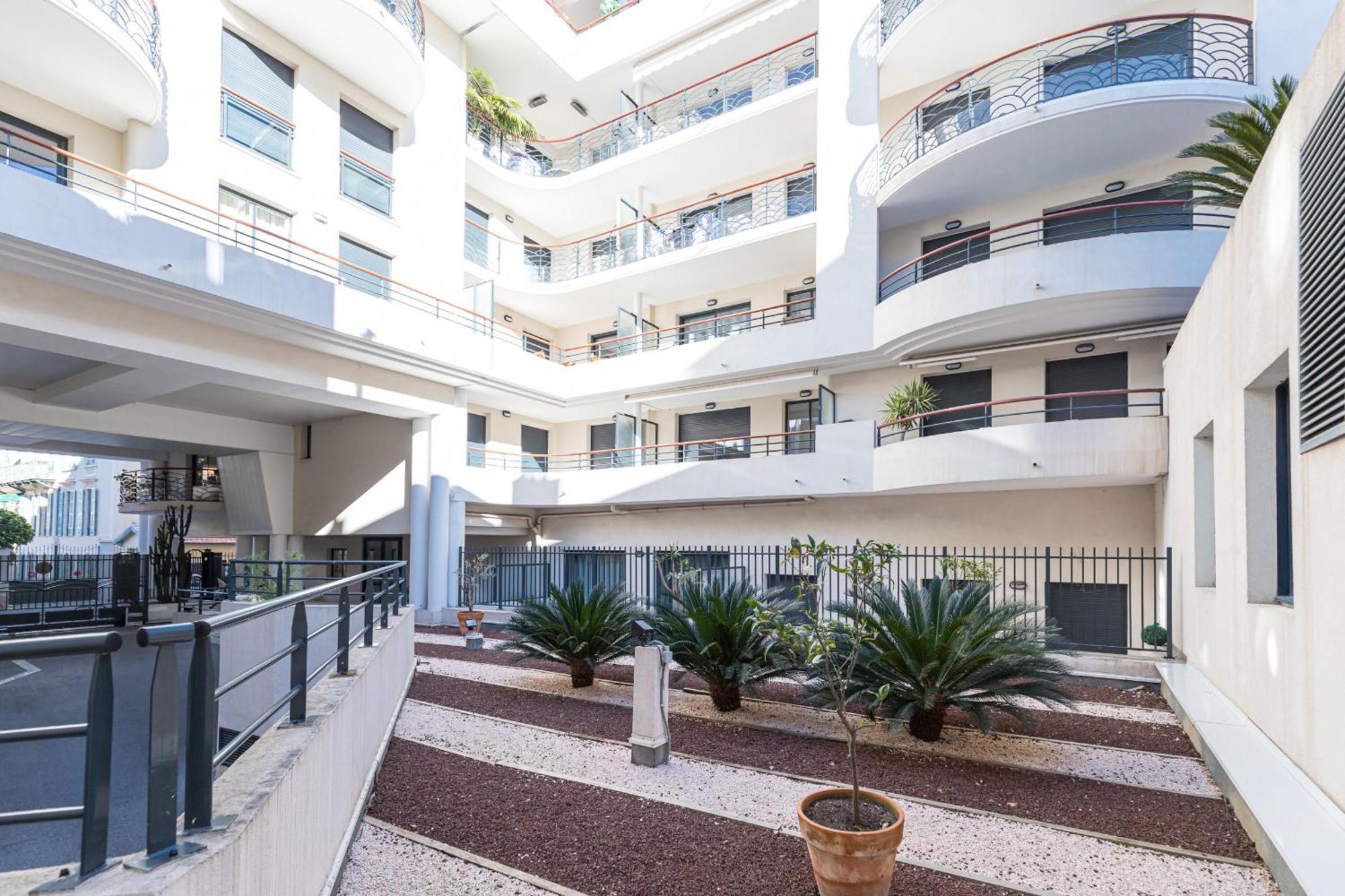 Nice 1 Bedroom Downtown Carre D'Or With Garage מראה חיצוני תמונה